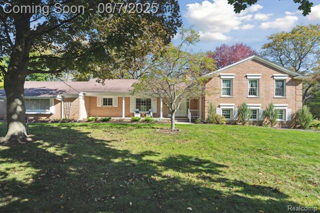 front view picture of 30146 Pondsview Dr, Franklin, MI. 48025