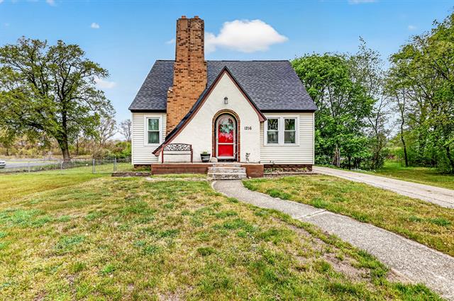 front view picture of 1216 W Broadway Avenue, Muskegon, MI. 49441