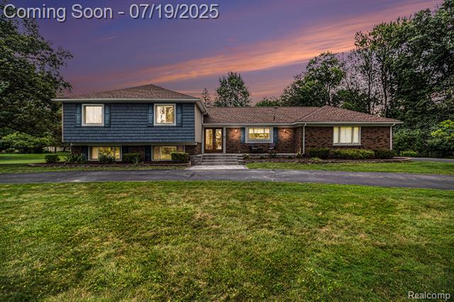 front view picture of 30130 Marimoor St, Franklin, MI. 48025