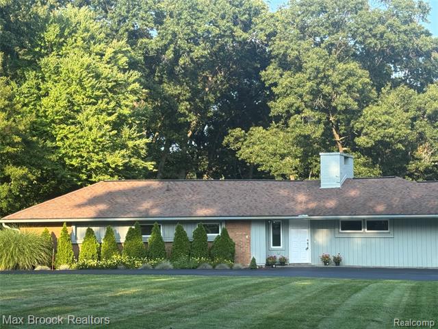 front view picture of 30500 Rosemond Dr, Franklin, MI. 48025