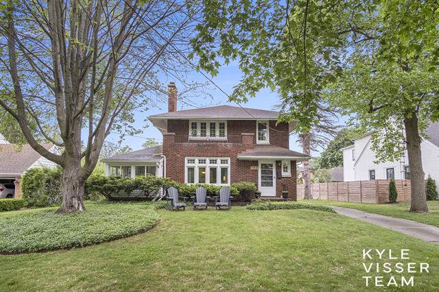 front view picture of 1058 Eastwoodse  Avenue, Grand Rapids, MI. 49506