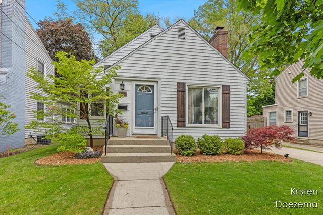 front view picture of 2426 Raymondse  Avenue, Grand Rapids, MI. 49507