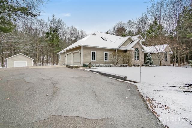 front view picture of 17462 Pine Bluff Court, Grand Haven, MI. 49417