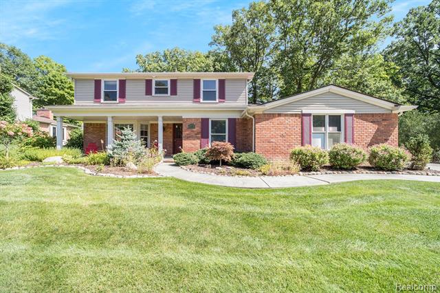 front view picture of 30310 E Lincolnshire St, Franklin, MI. 48025