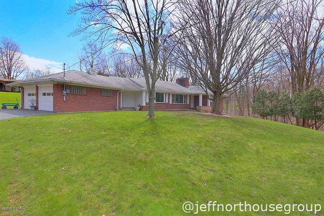 front view picture of 2220 Omenase  Avenue, Grand Rapids, MI. 49506