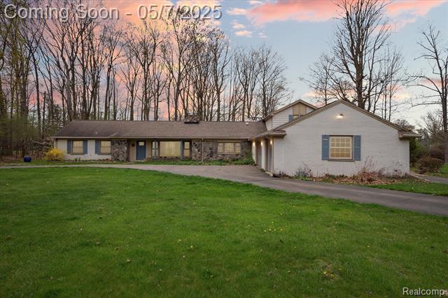 front view picture of 30255 Woodhaven Ln, Franklin, MI. 48025