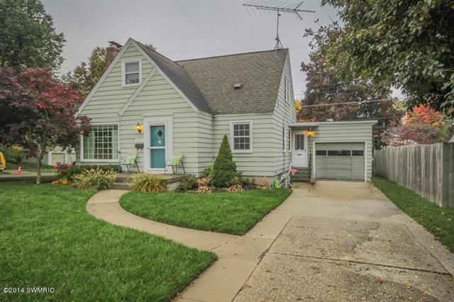 front view picture of 2107 Riversidene  Drive, Grand Rapids, MI. 49505