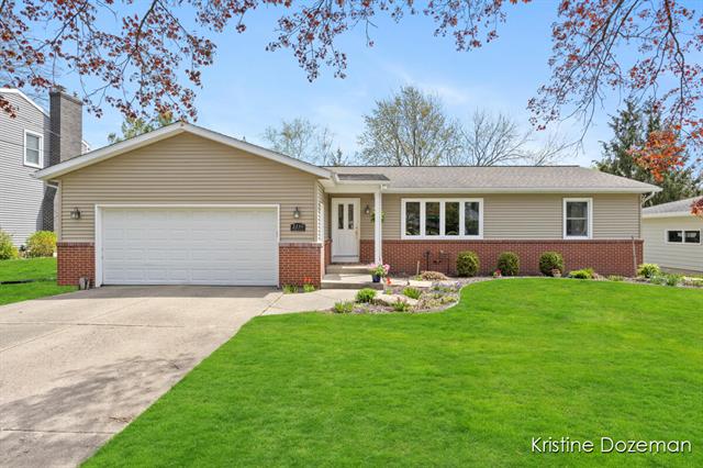 front view picture of 2230 Edgewoodse  Avenue, Grand Rapids, MI. 49546