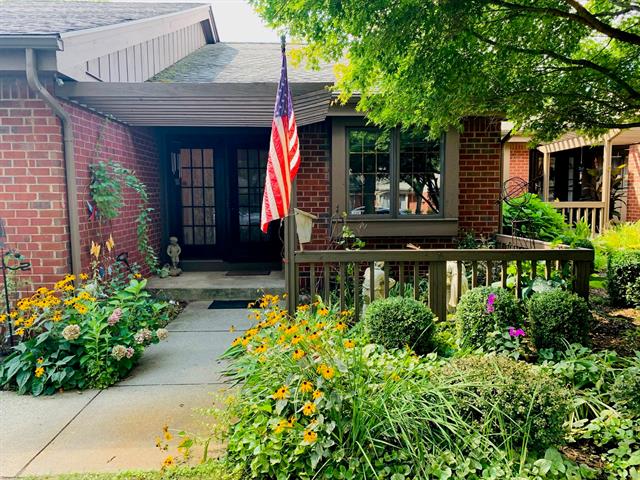 front view picture of 1335 Suncrestne  Drive, Grand Rapids, MI. 49525