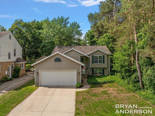 front view picture of 1910 Hallse  Street, Grand Rapids, MI. 49506