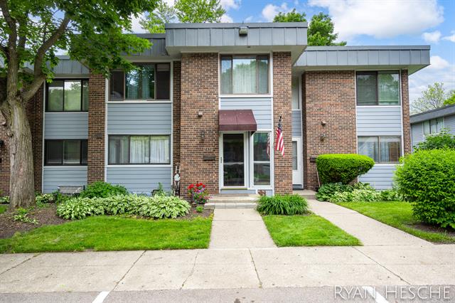 front view picture of 2431 E Collierse  Avenue, Grand Rapids, MI. 49546