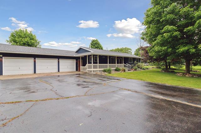 front view picture of 303 E Xy Avenue, Vicksburg, MI. 49097
