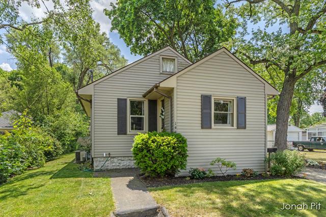 front view picture of 146 Bownene  Street, Grand Rapids, MI. 49505