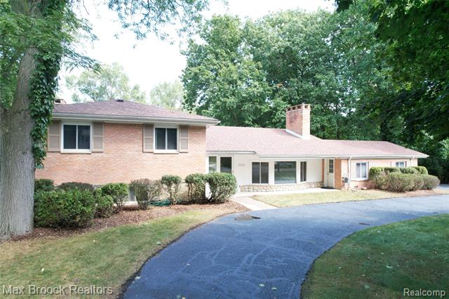 front view picture of 30320 Pondsview Dr, Franklin, MI. 48025