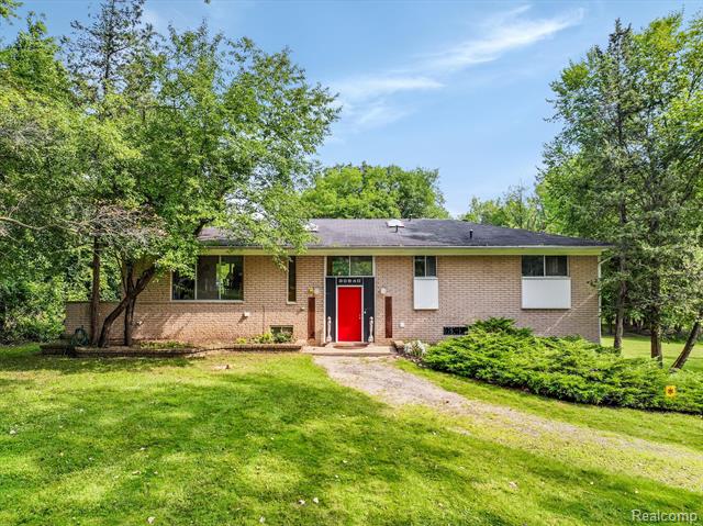 front view picture of 30540 N Greenbriar Rd, Franklin, MI. 48025