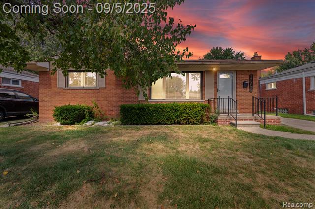 front view picture of 1563 Beaupre Ave, Madison Heights, MI. 48071