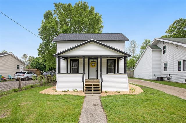 front view picture of 247 E Michigan Street, Three Rivers, MI. 49093