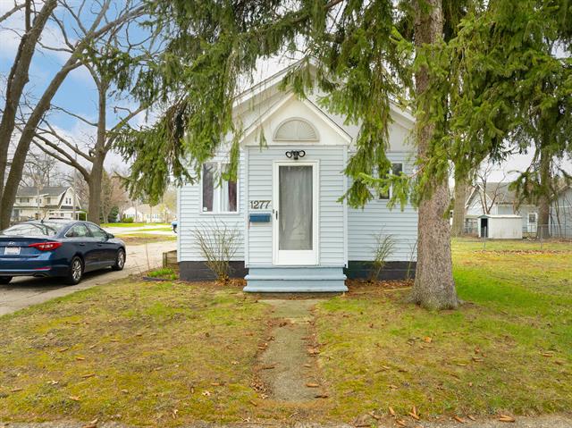front view picture of 1277 Flower Avenue, Muskegon, MI. 49442