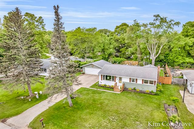 front view picture of 1327 Vesta Road, Muskegon, MI. 49445