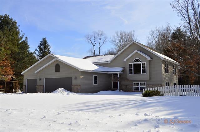 front view picture of 10901 Wildlife Drive, Greenville, MI. 48838