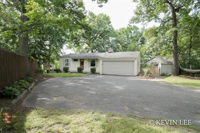 front view picture of 1920 Oakcliff Drive Ne, Grand Rapids, MI. 49525