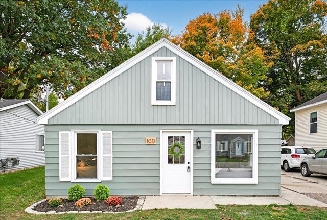 front view picture of 100 Brownellse  Street, Grand Rapids, MI. 49548