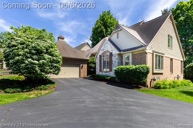 front view picture of 29401 Windmill Ct, Farmington, MI. 48334