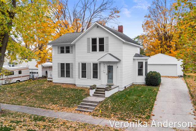 front view picture of 307 N Ferry Street, Ludington, MI. 49431