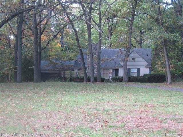 front view picture of 30705 Woodside Dr, Franklin, MI. 48025