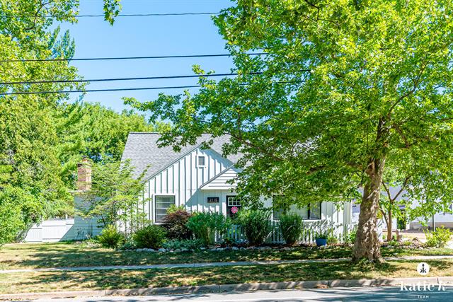 front view picture of 2115 Bostonse  Street, Grand Rapids, MI. 49506