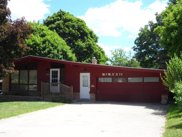 front view picture of 1922 Carltonne  Avenue, Grand Rapids, MI. 49505