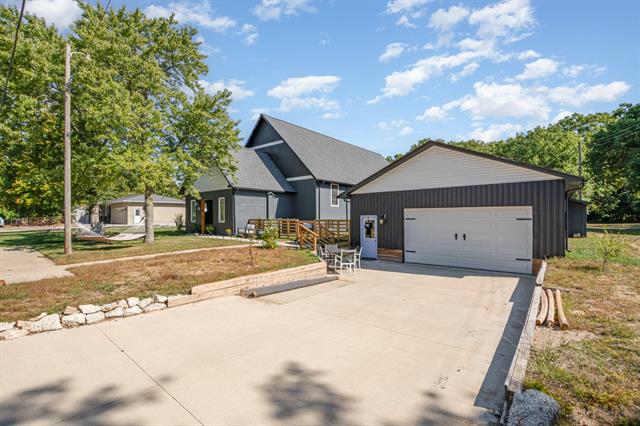 front view picture of 1342 Parkway Drive, Muskegon, MI. 49442