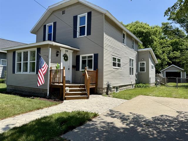 front view picture of 202 S Staffon Street, Ludington, MI. 49431