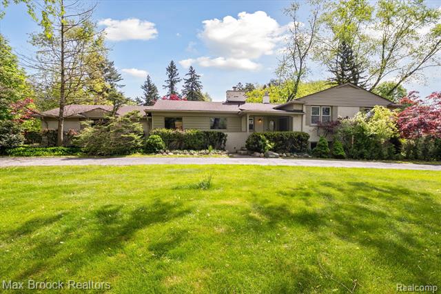 front view picture of 30700 Kirk Ln, Franklin, MI. 48025
