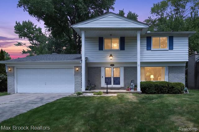 front view picture of 30195 Pleasant Trl, Southfield, MI. 48076