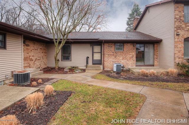 front view picture of 2580 Knightsbridgese  Road, Grand Rapids, MI. 49546