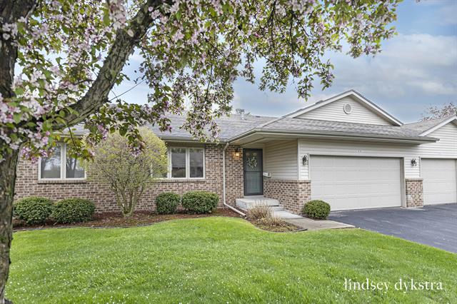 front view picture of 1013 Country Gardennw , Grand Rapids, MI. 49534