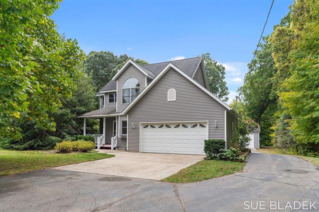 front view picture of 6814 Dale Court, Fennville, MI. 49408