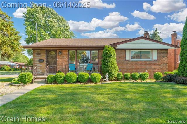 front view picture of 846 Moulin Ave, Madison Heights, MI. 48071