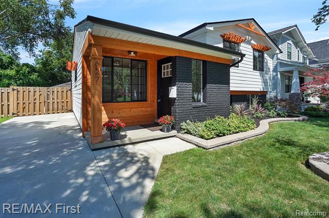 front view picture of 627 Golf Ave, Royal Oak, MI. 48073
