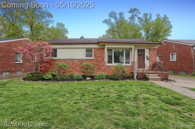 front view picture of 2912 Maplewood Ave, Royal Oak, MI. 48073