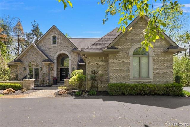 front view picture of 31080 Lucerne Dr, Franklin, MI. 48025