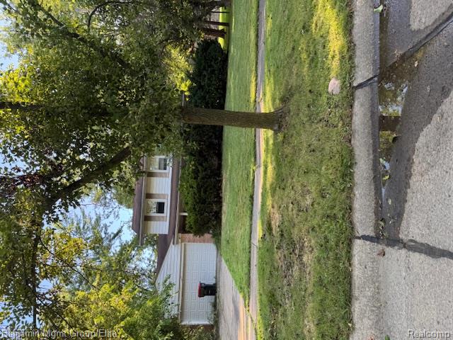 front view picture of 30301 Spring River Dr, Southfield, MI. 48076