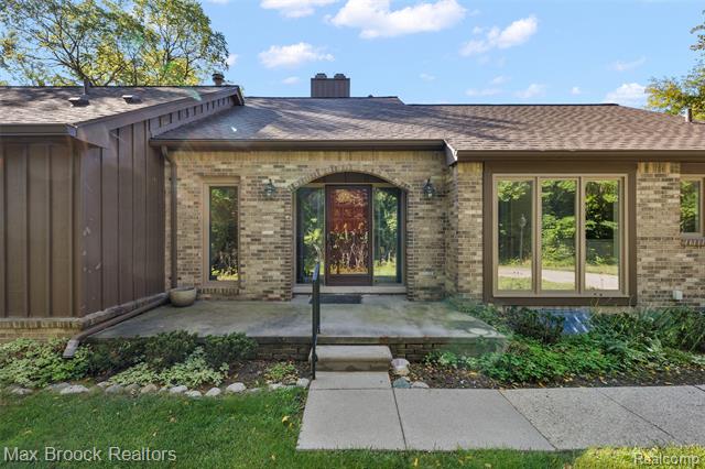 front view picture of 30705 River Crossing St, Franklin, MI. 48025