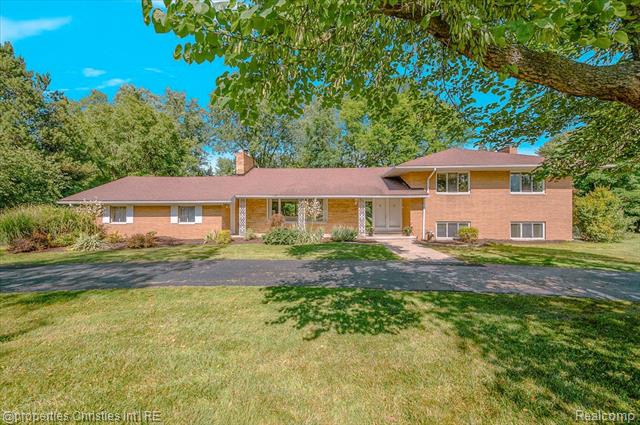front view picture of 30700 Marimoor St, Franklin, MI. 48025