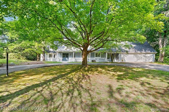 front view picture of 31040 Woodside Dr, Franklin, MI. 48025
