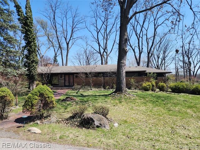 front view picture of 31126 Franklin Fairway St, Farmington, MI. 48334