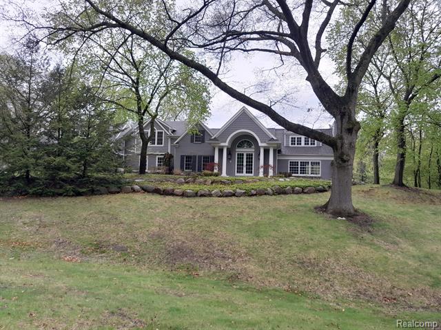 front view picture of 31265 Woodside Dr, Franklin, MI. 48025