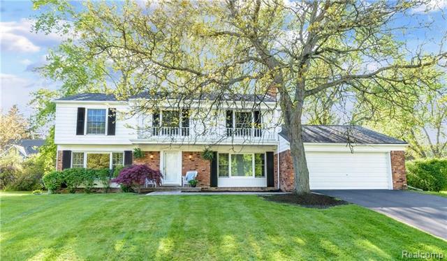 front view picture of 31087 Old Stage Rd, Franklin, MI. 48025