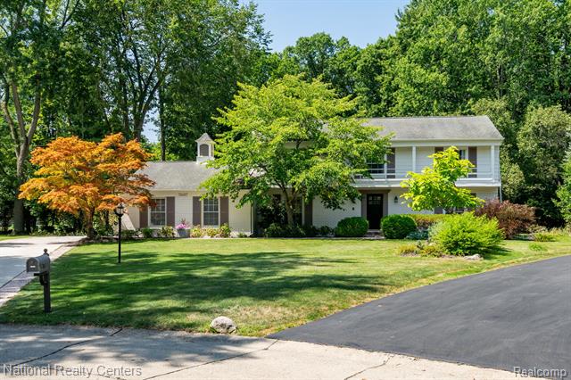 front view picture of 31467 Old Cannon Rd, Franklin, MI. 48025
